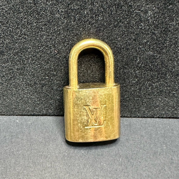 LOUIS VUITTON‎ Lock #305 - Picture 1 of 3